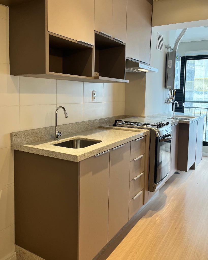 Cozinha planejada compacta de apartamento com bancada de quartzo cinza.