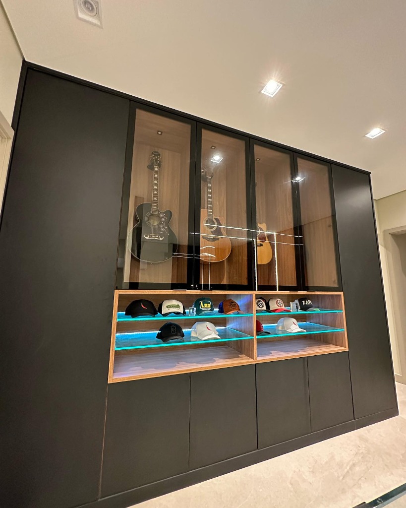 Cristaleira planejada expositora de guitarras e violões com luzes de LED embutidas.