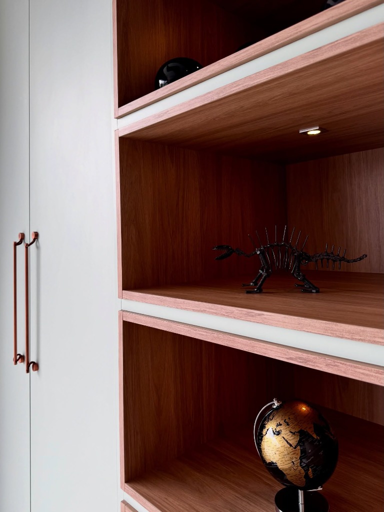 Nichos iluminados com LED no quarto planejado.